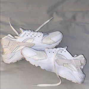 White nike Huaraches